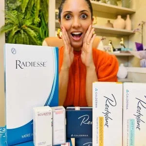 Profissional numa clínica ao lado de caixas de produtos de harmonização facial