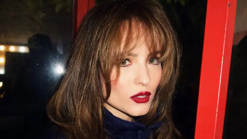 Larissa Manoela surge de franja e recebe elogios do marido