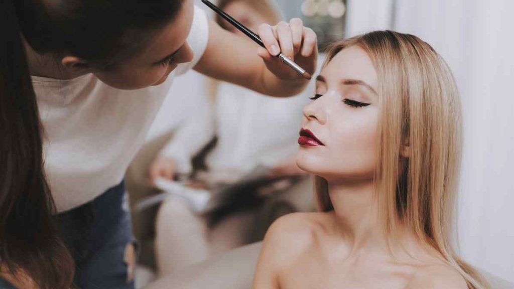 Qual a média salarial de uma maquiadora profissional?
