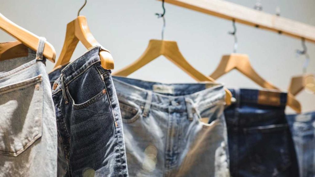 As tendências em roupas masculinas jeans que vão bombar no verão 2023/2024