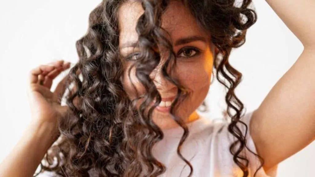 Transição capilar para cabelo ondulado: devo cortar os fios alisados? Transição capilar para cabelo ondulado