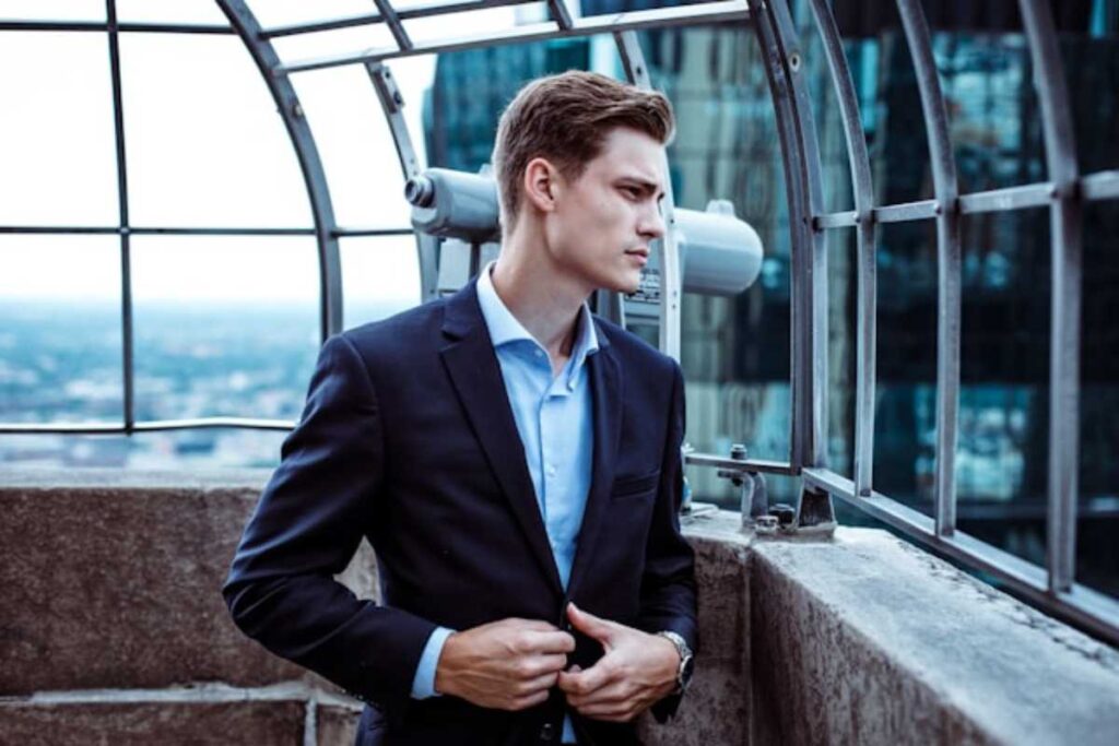 Do casual ao formal: como dominar o visual “business smart” com peças versáteis
