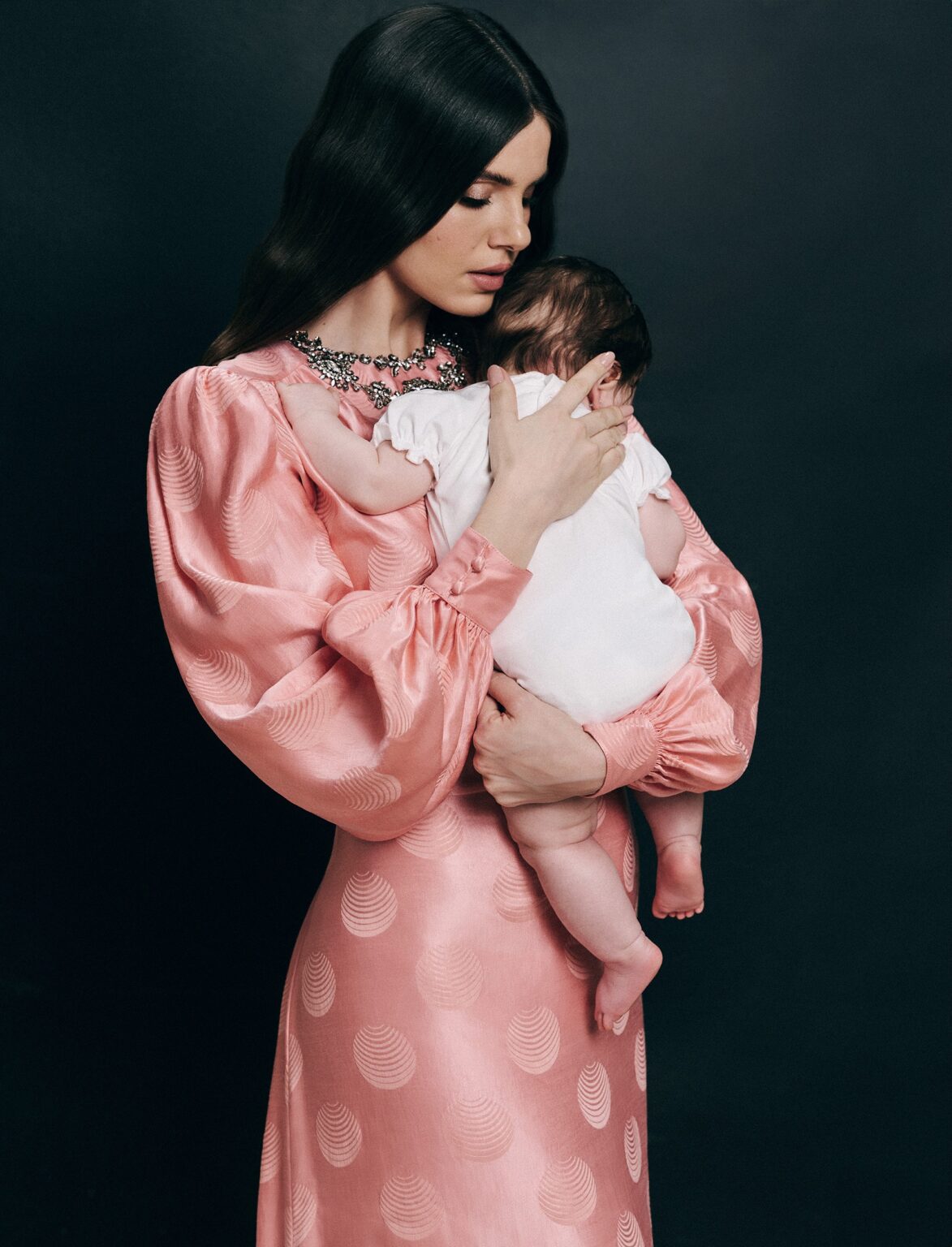 Camila Queiroz apresenta filha Clara: 'É a cara do pai
