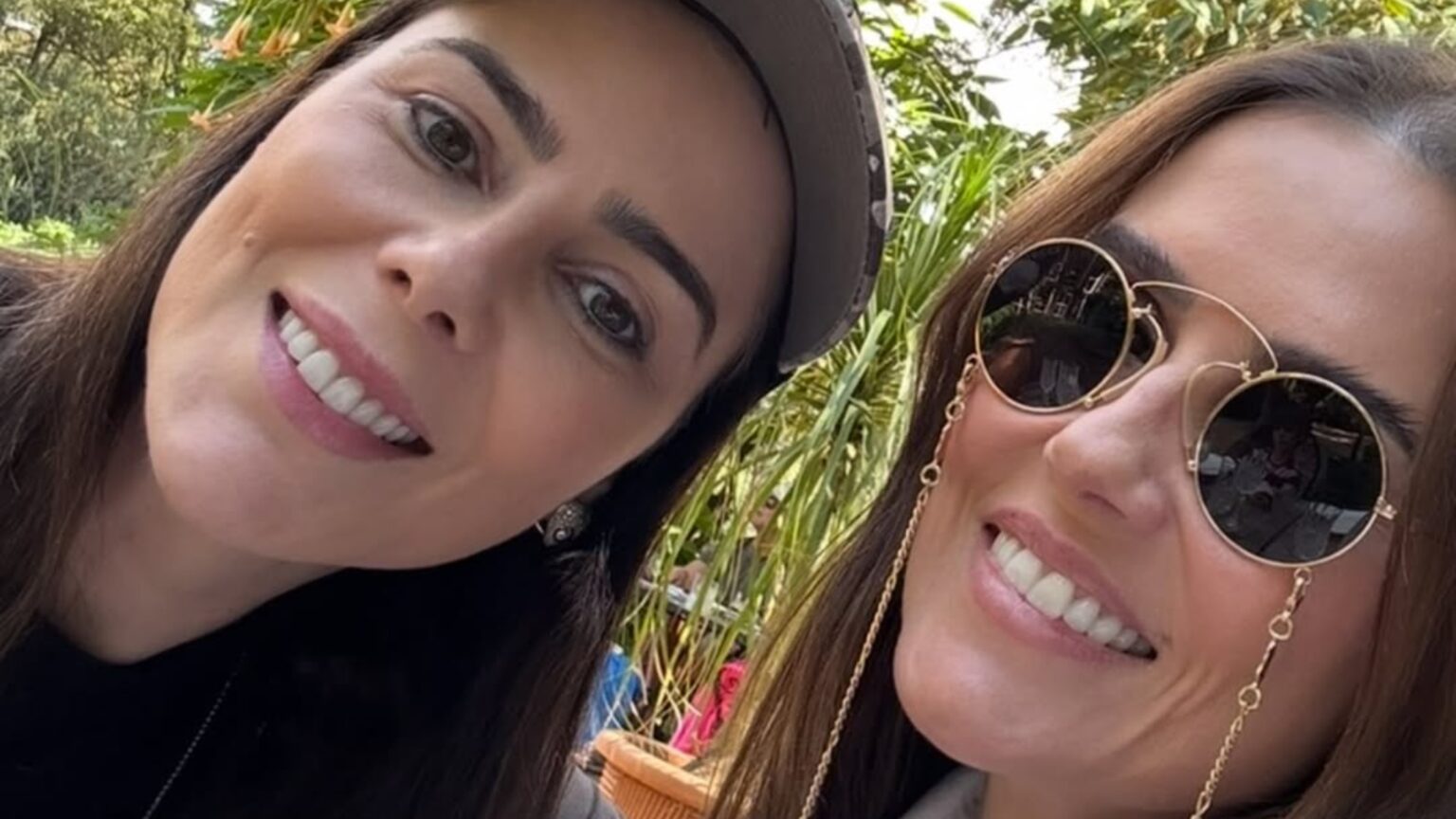 Deborah Secco homenageia irmã em aniversário