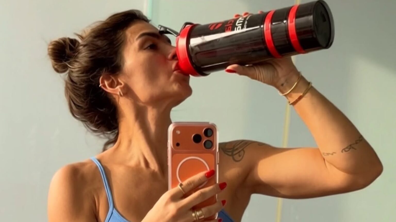 Kelly Key mostra barriga sarada pós-treino