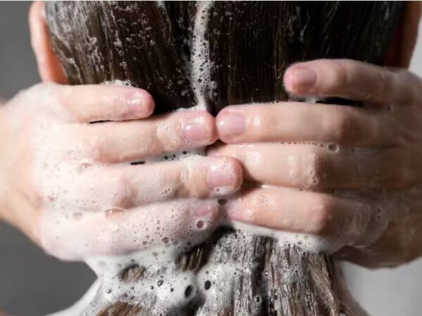 7 shampoos para cabelos secos que limpam sem ressecar