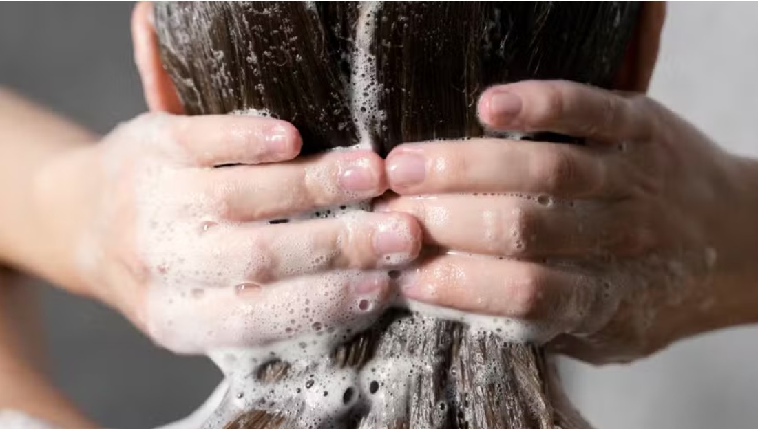 7 shampoos para cabelos secos que limpam sem ressecar