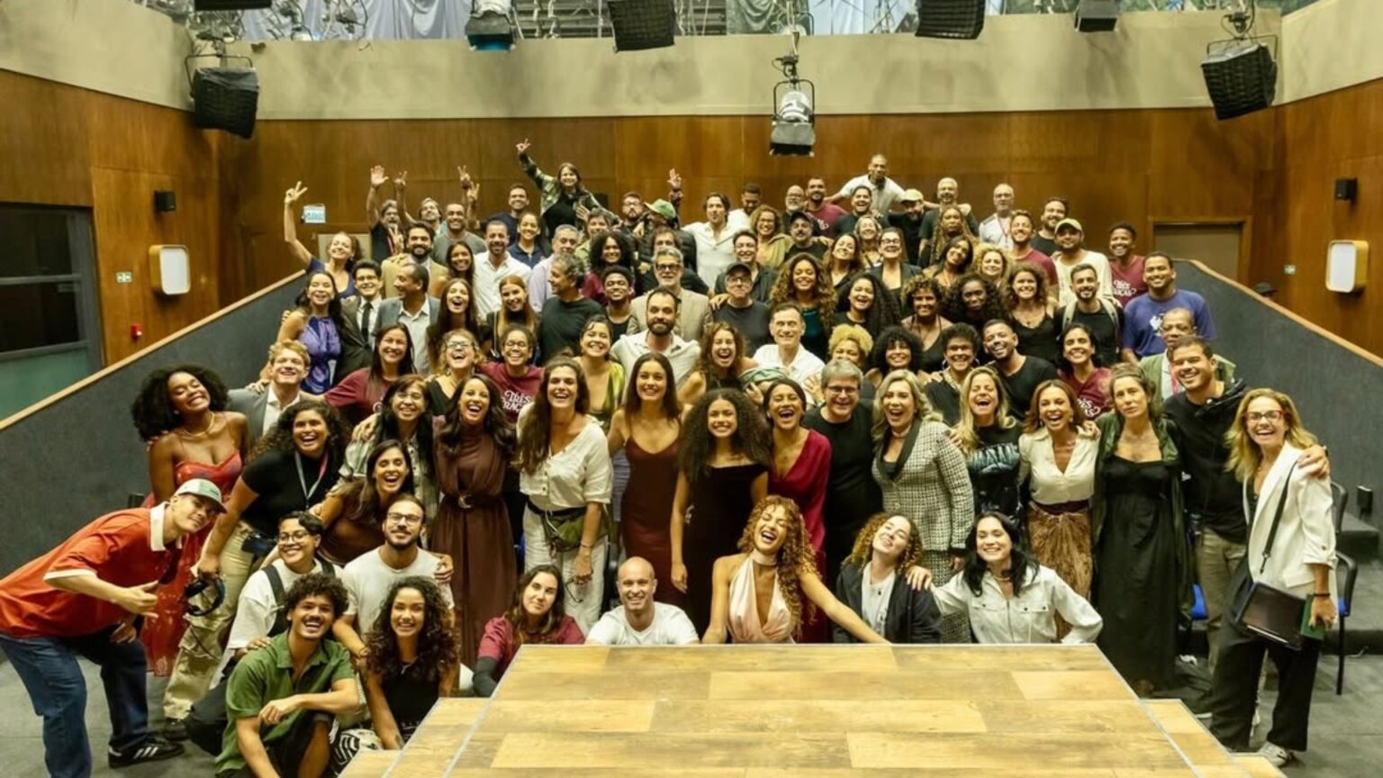 Alana Cabral encerra gravações de 'Três Graças' e recebe homenagens