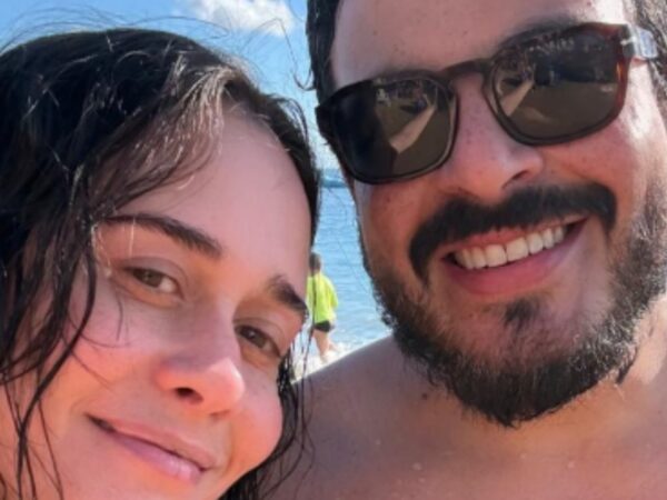 Alessandra Negrini curte praia com Luis Lobianco em Salvador