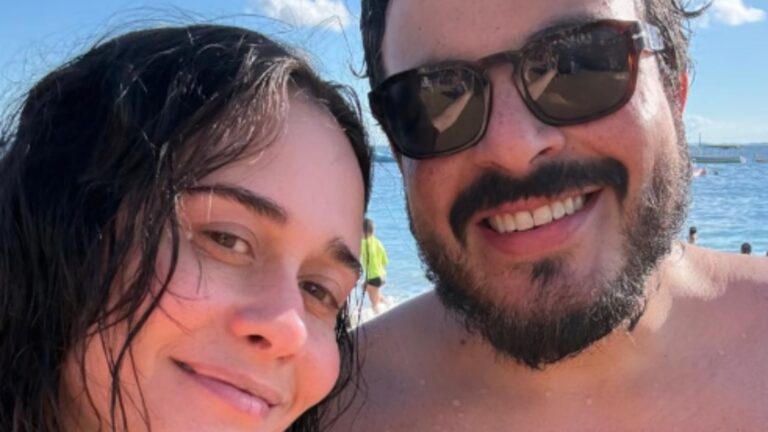 Alessandra Negrini curte praia com Luis Lobianco em Salvador