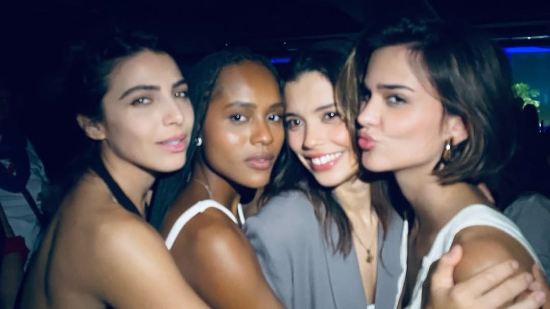 Atrizes de 'A Nobreza do Amor' curtem noitada e ganham elogios