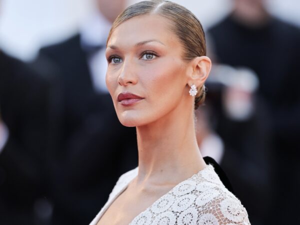 Bella Hadid resgata anos 2000 e decreta penteado em Cannes
