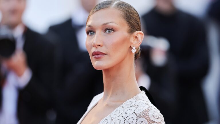 Bella Hadid resgata anos 2000 e decreta penteado em Cannes