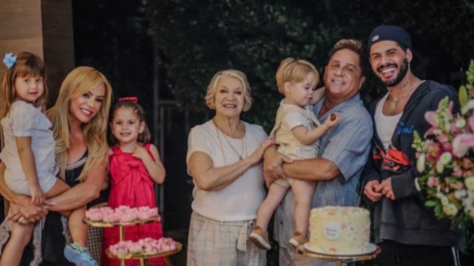 Festa de 85 anos de mãe de Poliana Rocha reúne bisnetos