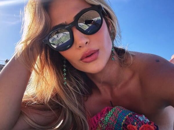 Filha de Leonardo faz topless na Espanha e amou
