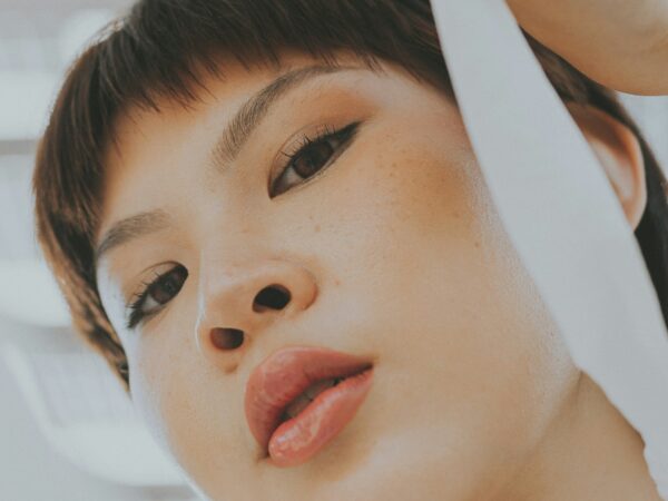 K-beauty vai além do skincare e conquista maquiagem e cabelo