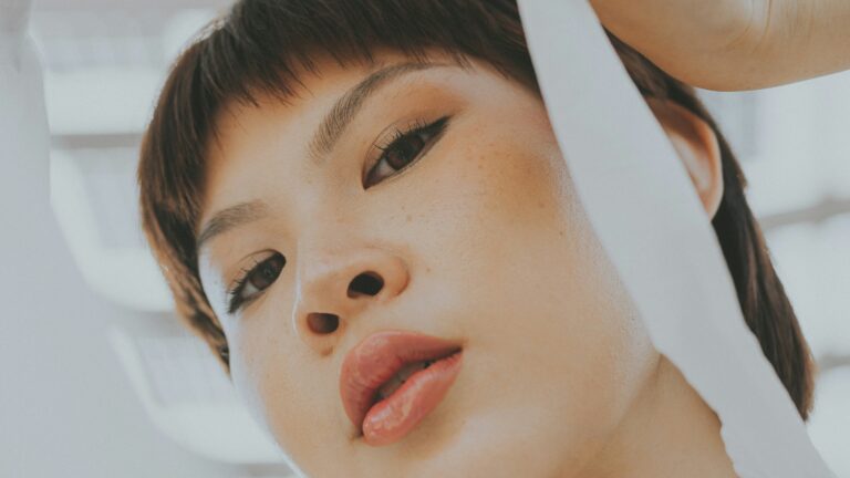 K-beauty vai além do skincare e conquista maquiagem e cabelo