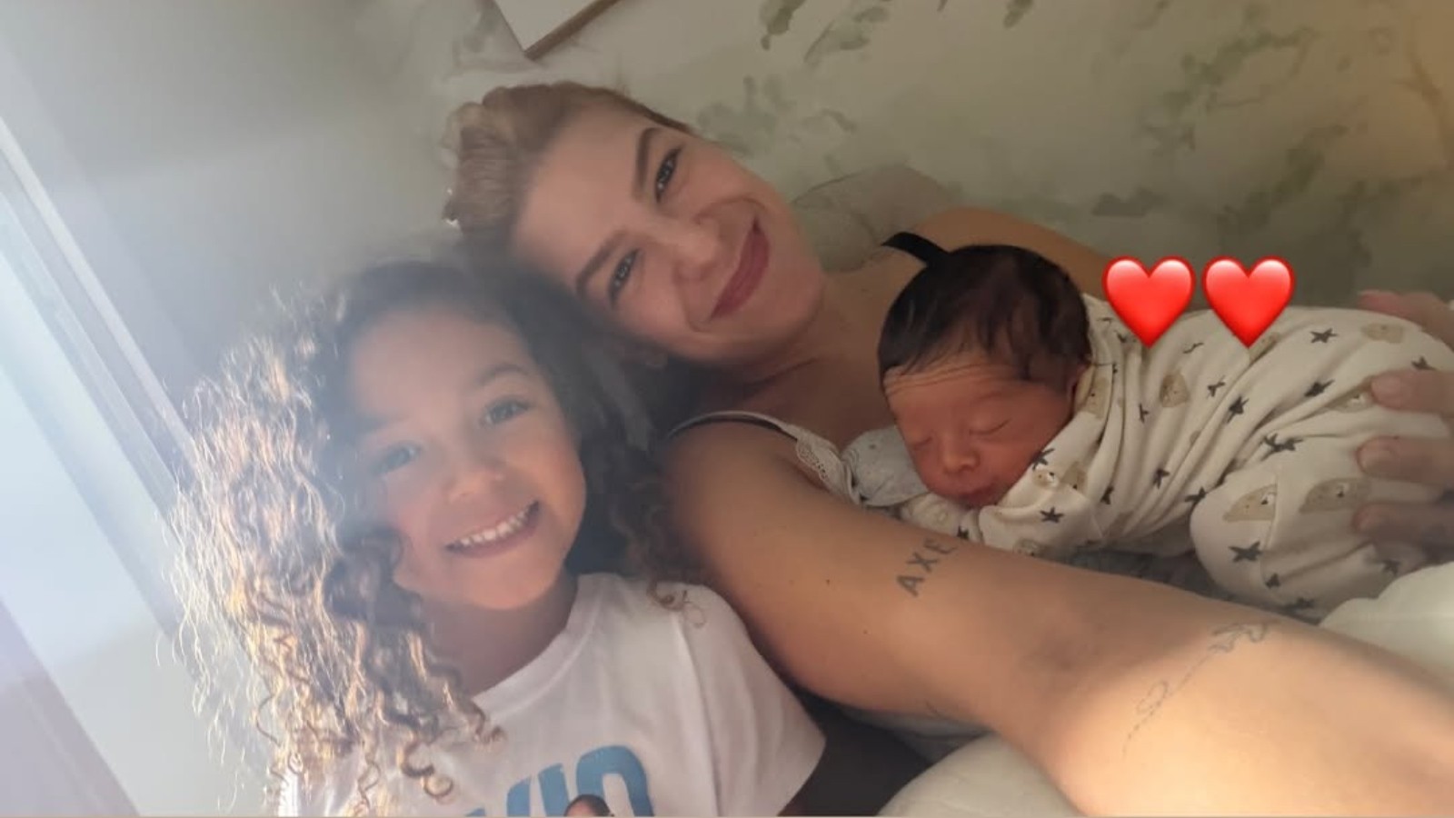 Lore Improta mostra Levi sendo paparicado por Liz após alta