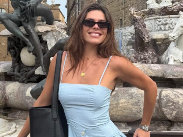 Mariana Goldfarb exibe viagem pela Itália com vestido leve