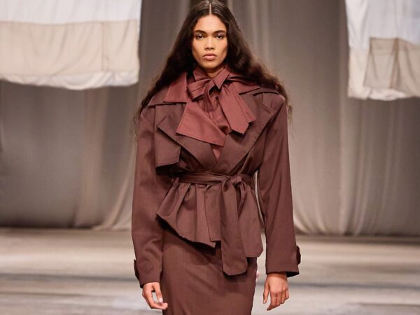 Mondepars homenageia Alda, avó de Sasha, em desfile emocionante