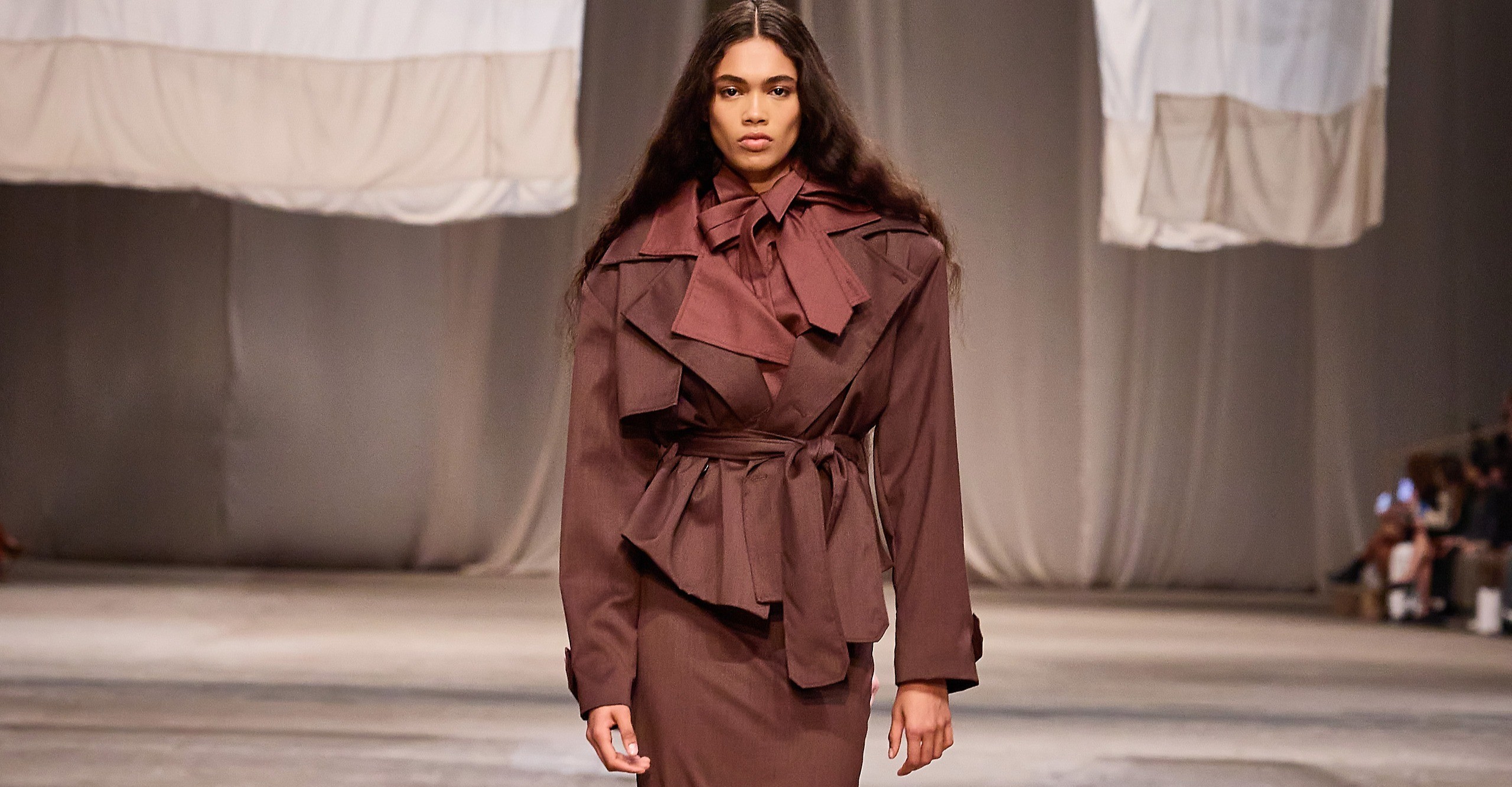 Mondepars homenageia Alda, avó de Sasha, em desfile emocionante