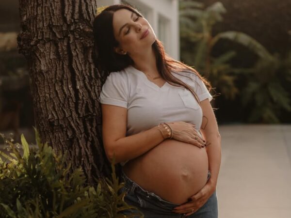Sthefany Brito mostra barrigão e prepara mala da maternidade