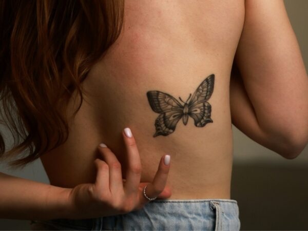 Tatuagem de borboleta vira alvo de discurso misógino nas redes