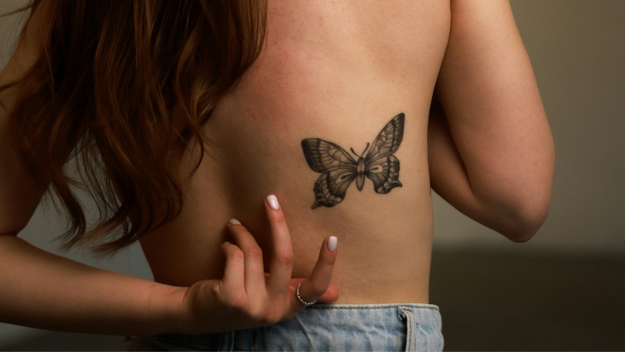 Tatuagem de borboleta vira alvo de discurso misógino nas redes