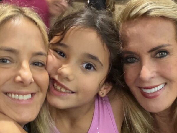 Ticiane e Helô se encantam com Manuella em aula de ginástica