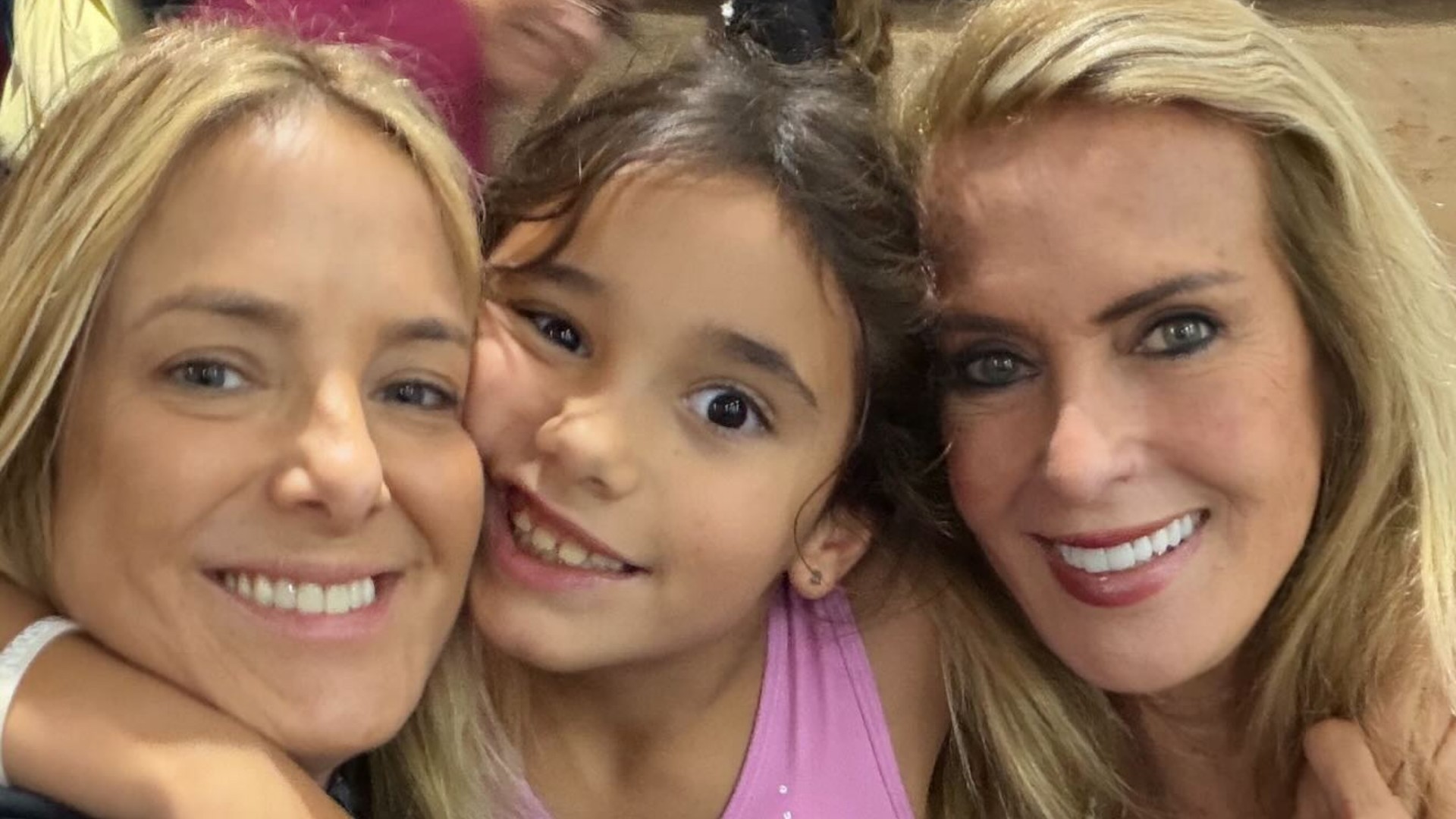 Ticiane e Helô se encantam com Manuella em aula de ginástica