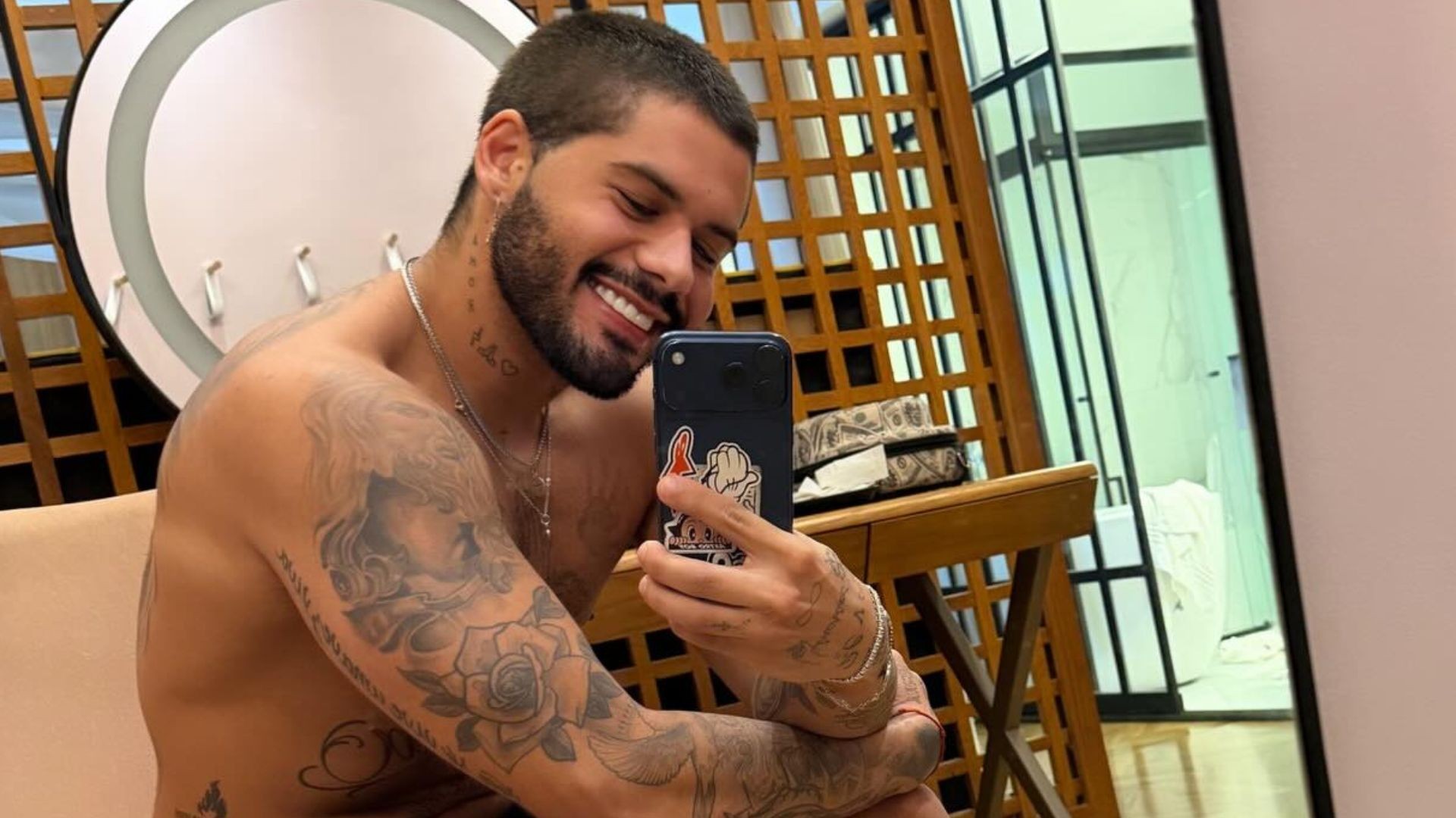 Zé Felipe nega namoro secreto: 'Ela tá me chifrando