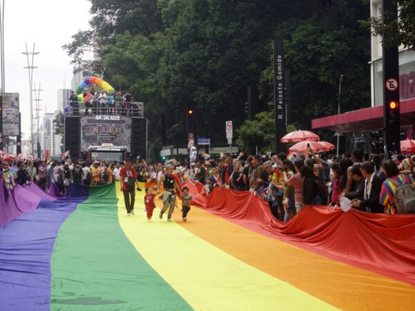 Artistas abrem mão de cachê para manter Parada LGBT+
