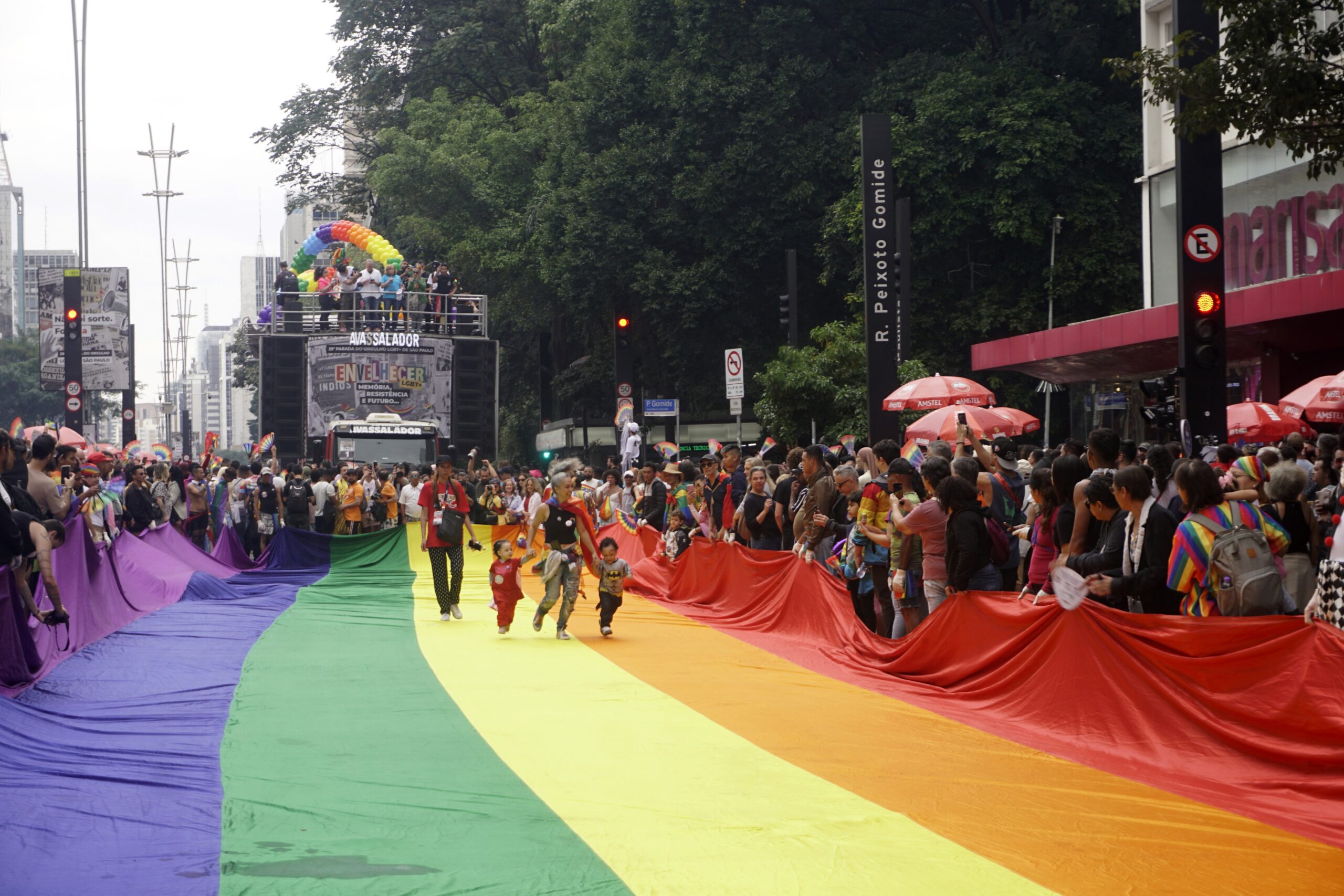 Artistas abrem mão de cachê para manter Parada LGBT+