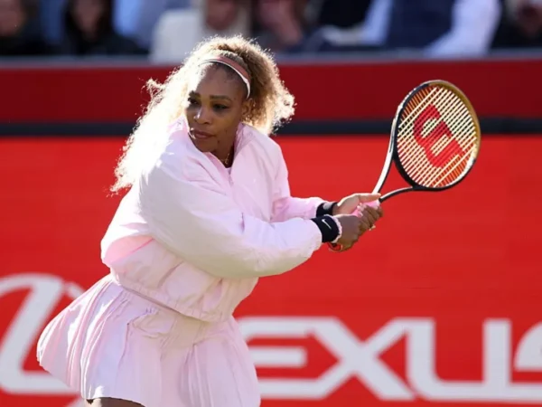 Serena Williams volta às quadras de rosa e vence