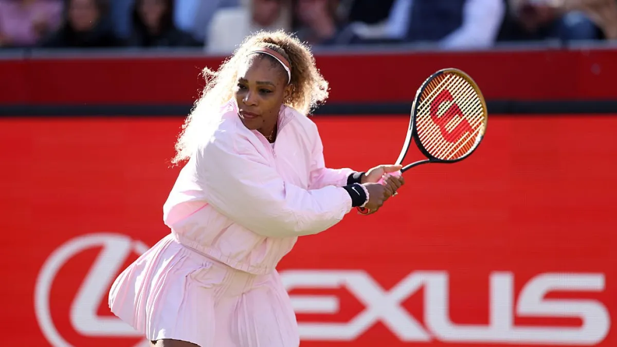 Serena Williams volta às quadras de rosa e vence