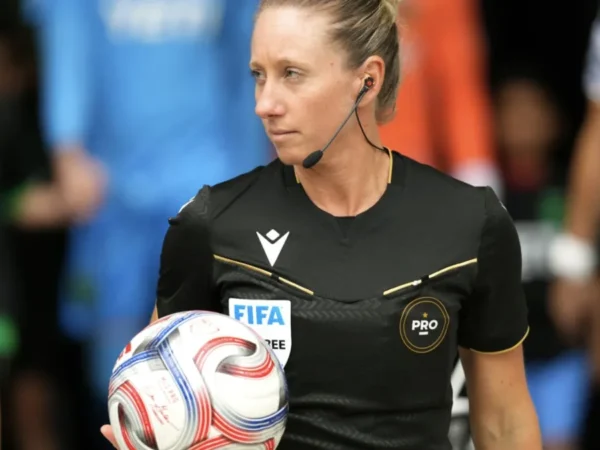 Tori Penso faz história como 1ª mulher a apitar na Copa de 2026