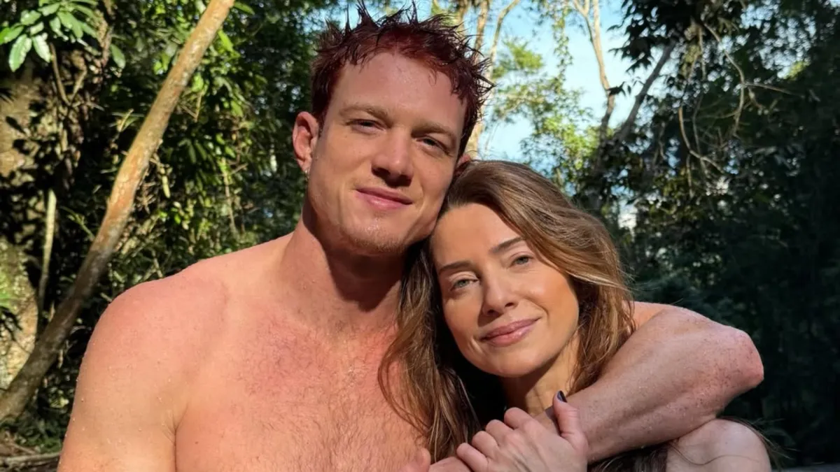 Leticia Spiller curte cachoeira com os filhos Pedro Novaes e Stella