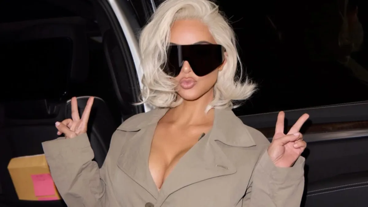 Kim Kardashian arrasa com sobretudo decotado e recebe elogios