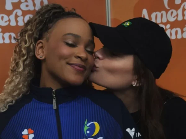 Rebeca Andrade posta foto com mulher e gera especulações