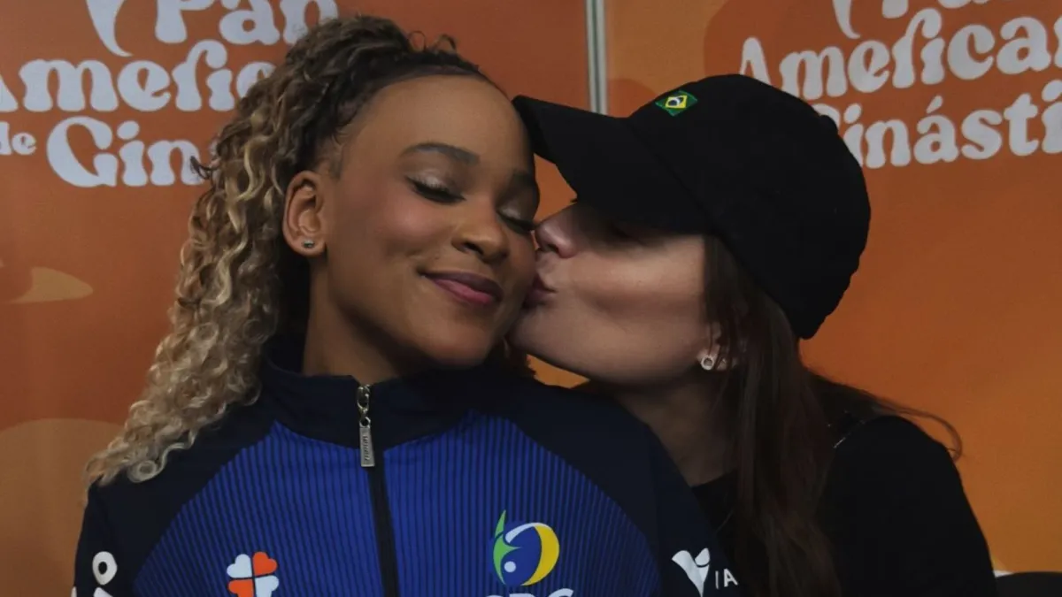 Rebeca Andrade posta foto com mulher e gera especulações