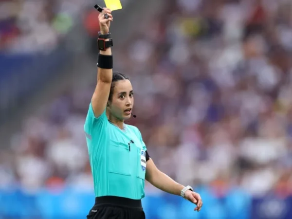 Katia Garcia faz história como primeira árbitra latina em Copa
