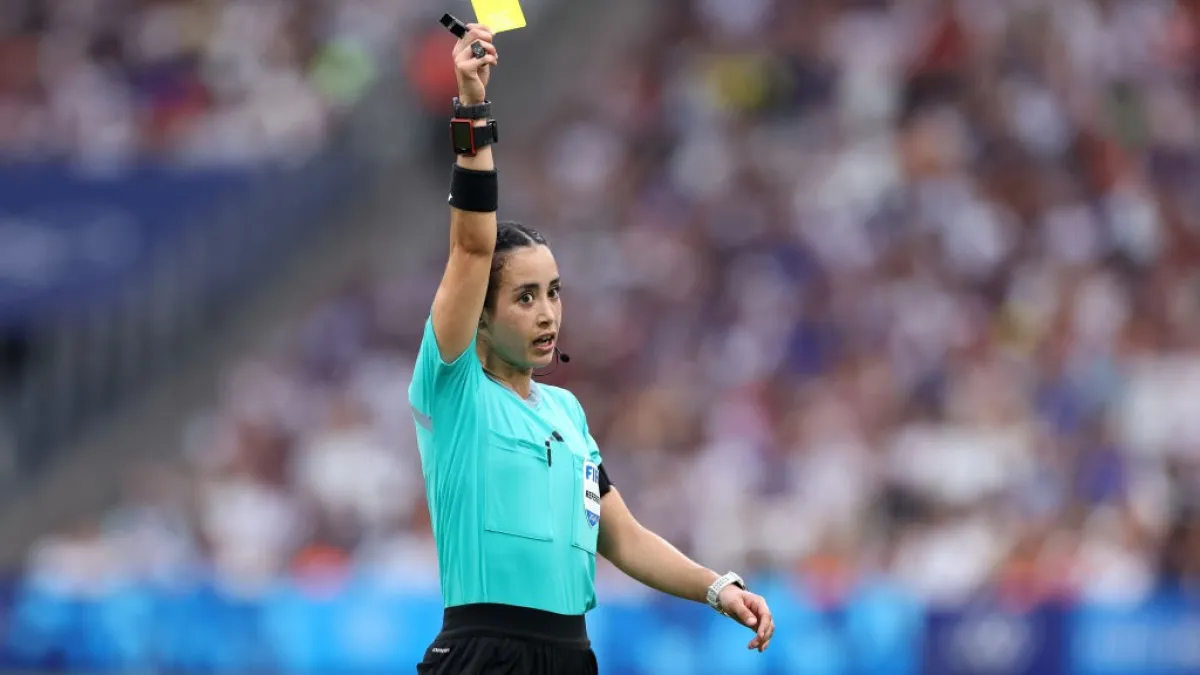 Katia Garcia faz história como primeira árbitra latina em Copa