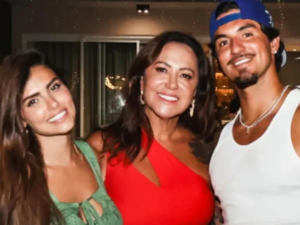 Mãe de Gabriel Medina declara amor à namorada do surfista