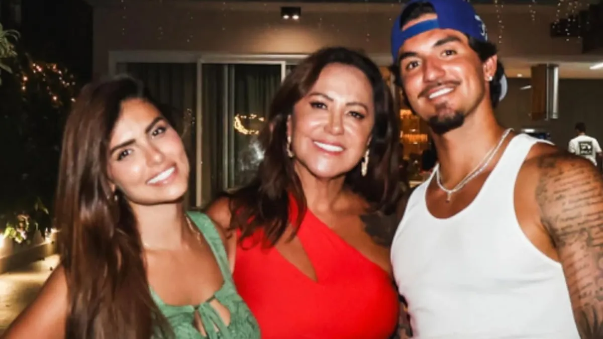 Mãe de Gabriel Medina declara amor à namorada do surfista