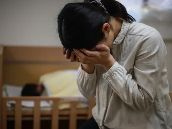 Cafés do choro no Japão acolhem mães exaustas de madrugada