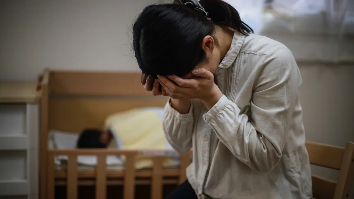Cafés do choro no Japão acolhem mães exaustas de madrugada