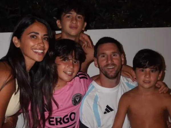 Messi curte folga com a família após vitória: 'Juntos de novo