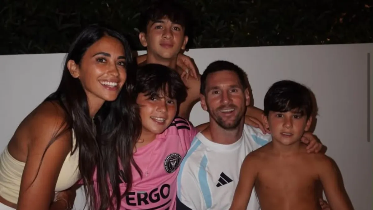 Messi curte folga com a família após vitória: 'Juntos de novo