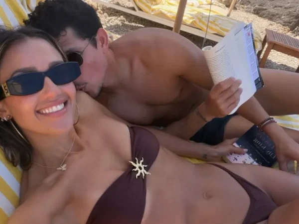 Jessica Alba exibe romance na Itália com biquíni sem alças