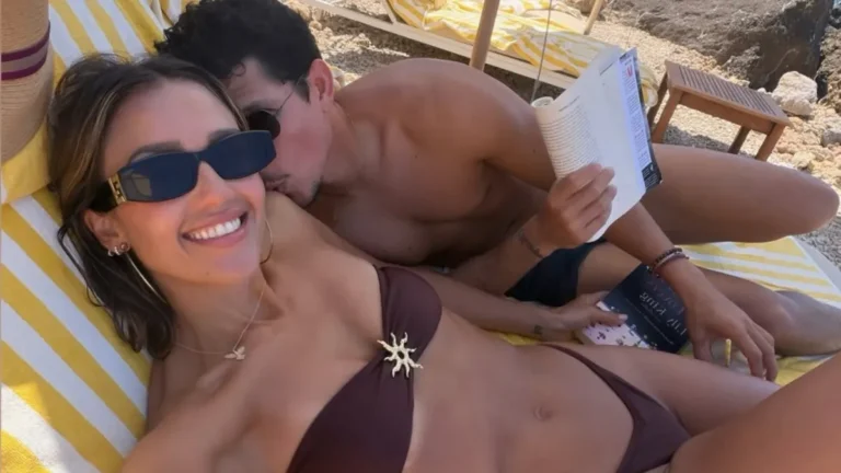 Jessica Alba exibe romance na Itália com biquíni sem alças